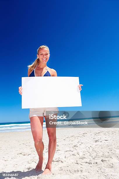 Feliz Mujer Sosteniendo Un Cartel En La Playa Foto de stock y más banco de imágenes de Actividades recreativas - Actividades recreativas, Adulto, Agarrar