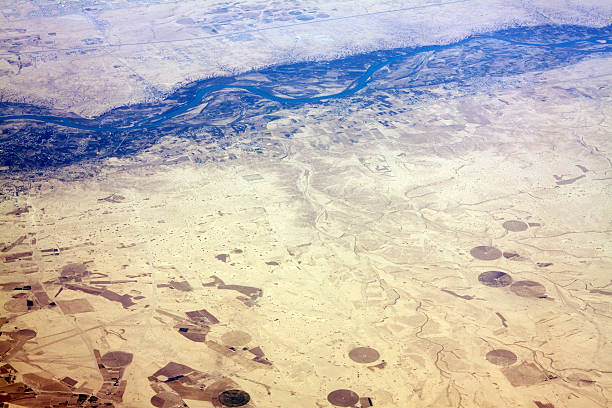 desert périphérie de bagdad - osama bin laden photos et images de collection