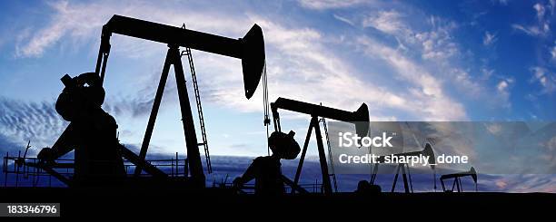Xxxl Pumpjack Silhouetten Stockfoto und mehr Bilder von Erdöl - Erdöl, Benzin, Erdgas