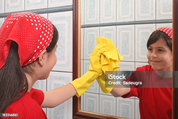 Bagno Lavori Domestici - Fotografie stock e altre immagini di Adolescente - Adolescente, Caucasico, Muro