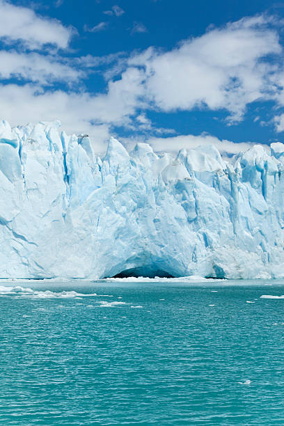 glaciar moreno parque nacional perito na argentina, patagônia - patagonia ice shelf vertical argentina imagens e fotografias de stock