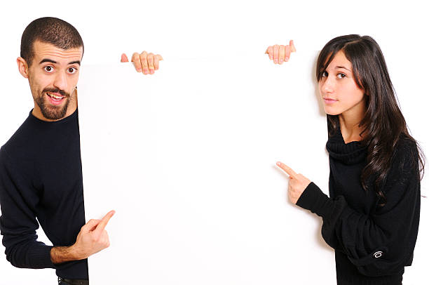 casal jovem segurando sign.copy espaço em branco - advertisement advertise businesswoman peeking imagens e fotografias de stock