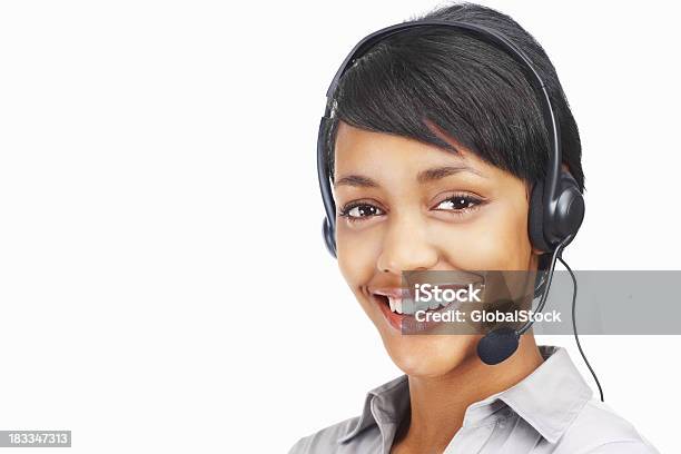 Mujer De Negocios Joven Feliz Usando Auriculares Foto de stock y más banco de imágenes de 20 a 29 años - 20 a 29 años, Administrador, Adulto