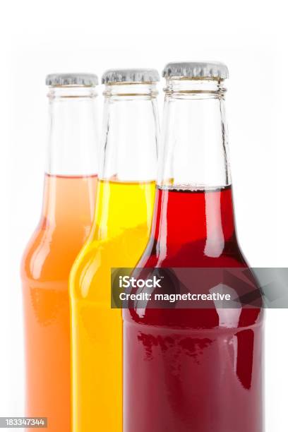 Photo libre de droit de Trois Bouteilles De Soda Gros Plan banque d'images et plus d'images libres de droit de Bouteille de soda - Bouteille de soda, En verre, Verre