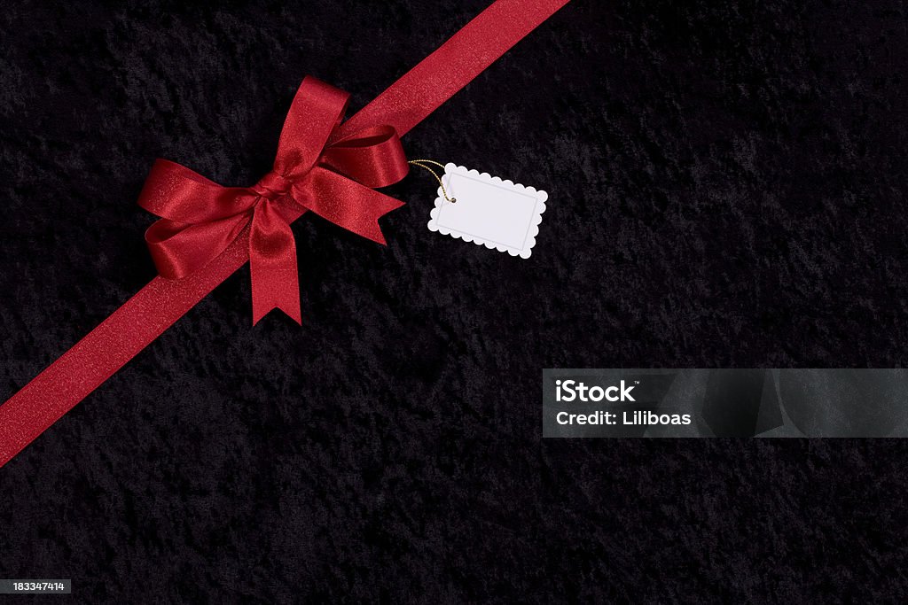 Czerwona kokarda wyizolowane na czarny z Skuwka daru - Zbiór zdjęć royalty-free (Bez ludzi)