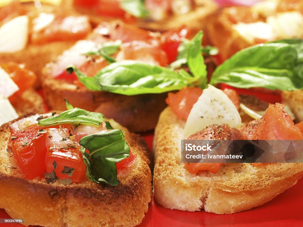 Bruschettas mit Lachs und Zwiebeln - Lizenzfrei Basilikum Stock-Foto