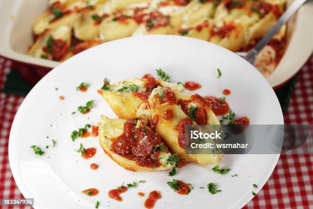 Relleno De Las Cápsulas Vacías Foto de stock y más banco de imágenes de Al horno - Al horno, Comida italiana, Comida salada