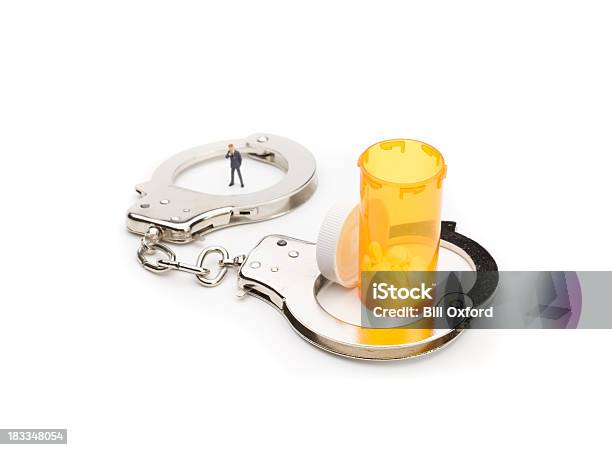 Homem Handcuffed De Fármacos - Fotografias de stock e mais imagens de Algema - Algema, Comprimido, Cápsula