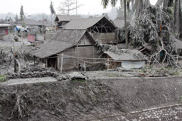 타운명을 갑피와 화산 아시, 인도네시아 - mt merapi 뉴스 사진 이미지