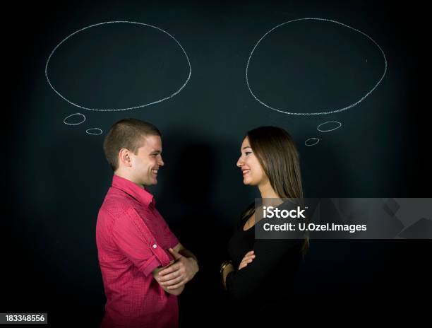 Casal Jovem Feliz Com Seu Balão De Bolhas - Fotografias de stock e mais imagens de Balão de Pensamento - Balão de Pensamento, Casal, Falar