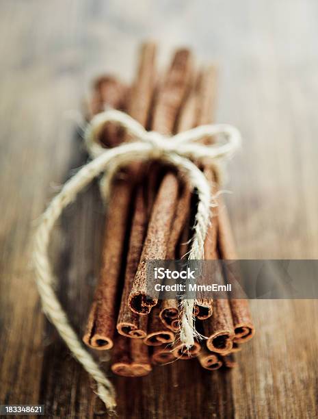 Stecche Di Cannella - Fotografie stock e altre immagini di Cannella - Cannella, Bastone, Cibi e bevande