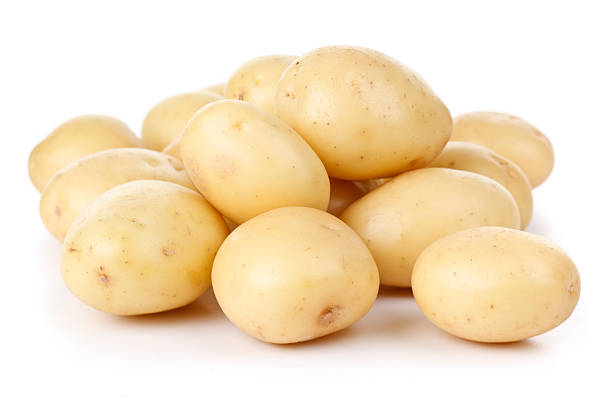 washed-kartoffeln - raw potato isolated vegetable white stock-fotos und bilder