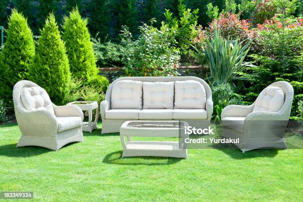 Gartenmöbel Stockfoto und mehr Bilder von Im Freien - Im Freien, Sofa, Baum