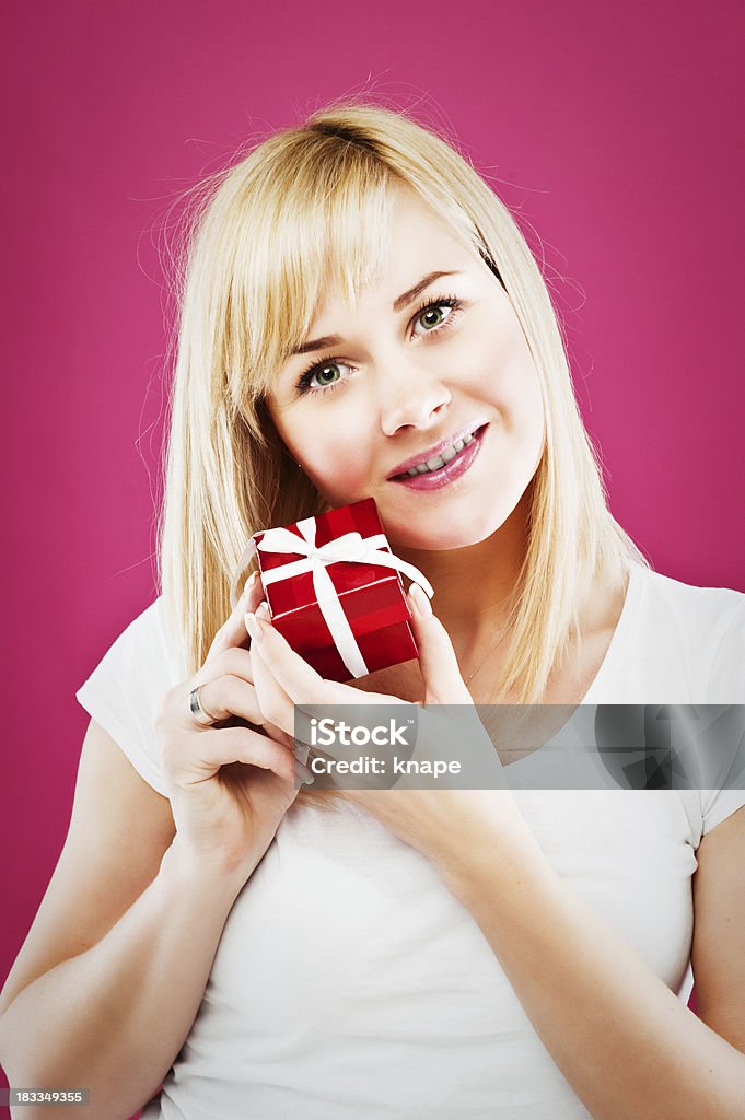 Mujer sosteniendo un regalo - Foto de stock de 20 a 29 años libre de derechos