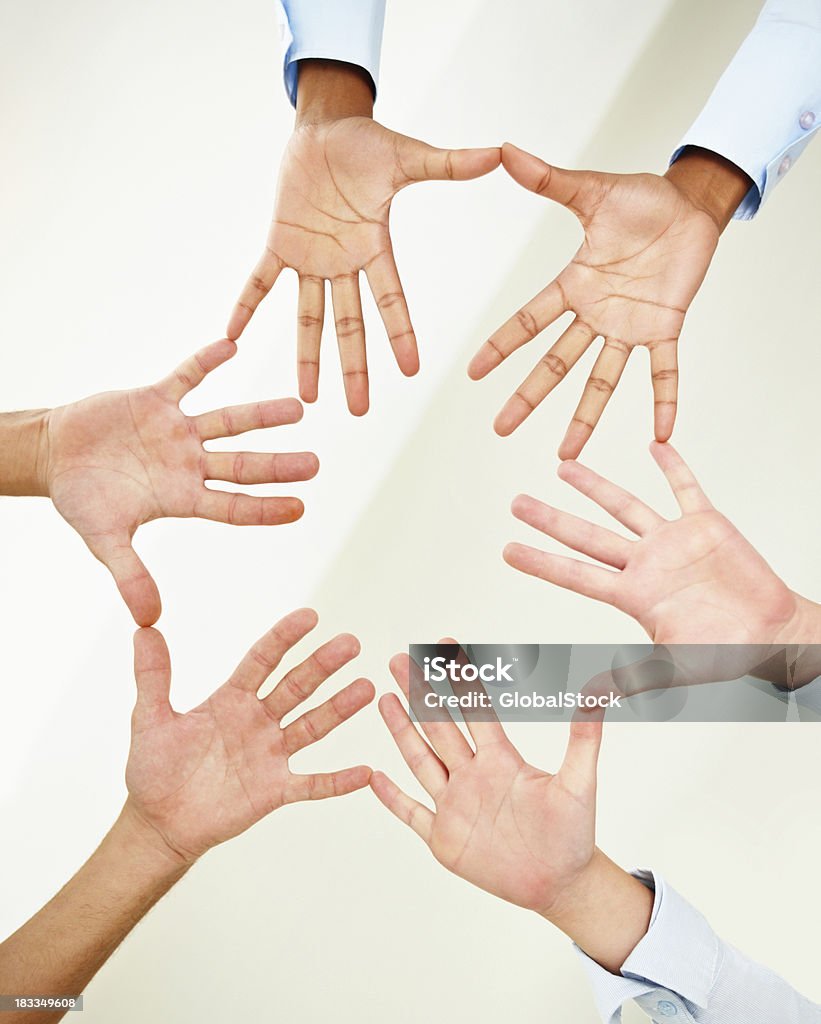 Humanos mãos formando círculo contra fundo branco - Royalty-free 20-29 Anos Foto de stock