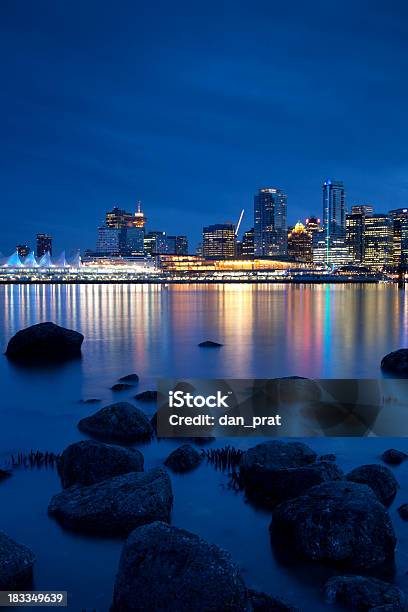 Am Wasser In Vancouver Stockfoto und mehr Bilder von Abenddämmerung - Abenddämmerung, Architektur, Bauwerk