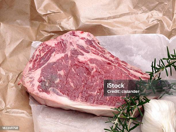 Surowy Befsztyk W Papier Pakowy Do Mięsa - zdjęcia stockowe i więcej obrazów Stek - Stek, Wołowina, Bez ludzi