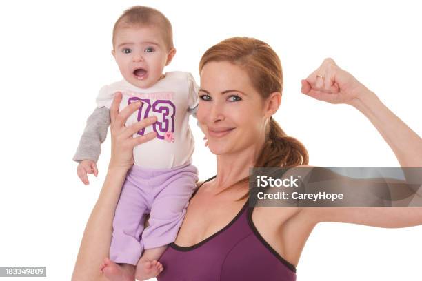 Fit Mommy Con Bebé Foto de stock y más banco de imágenes de Fondo blanco - Fondo blanco, Fuerza, Ejercicio físico