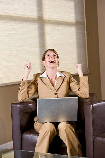 흥분된다 치도, 돋아져 fists, 랩탑형 on 랩형 - office chair cheering ecstatic success 뉴스 사진 이미지
