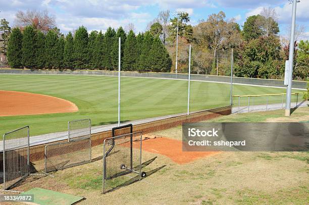 Cuidados Con Pantallas De Lanzamiento De Campo De Béisbol Foto de stock y más banco de imágenes de Acicalarse