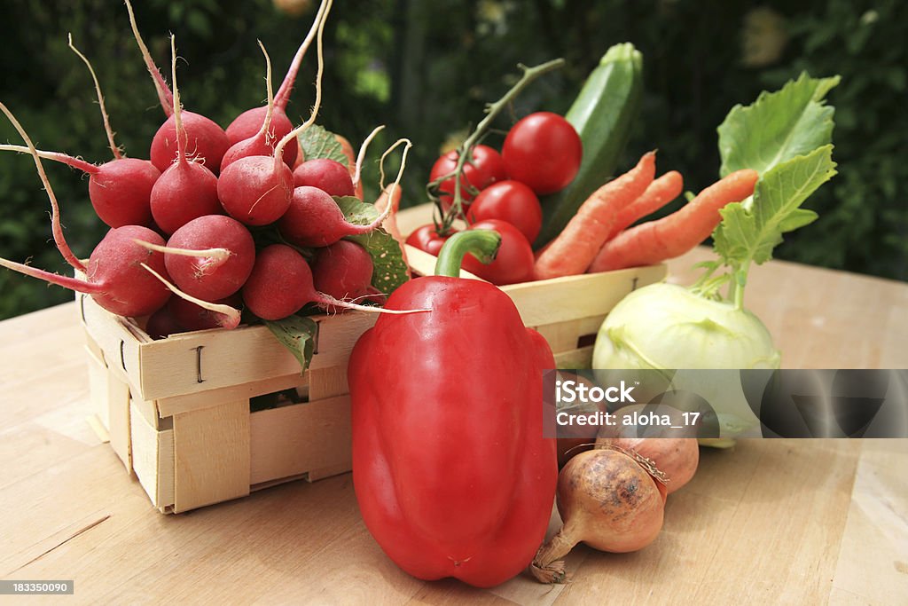 Świeże warzywa na stole - Zbiór zdjęć royalty-free (Bez ludzi)