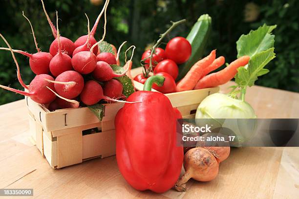 Świeże Warzywa Na Stole - zdjęcia stockowe i więcej obrazów Bez ludzi - Bez ludzi, Cebula, Cukinia