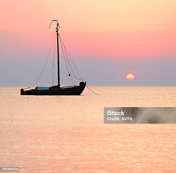 Neerlandés Barco De Vela En El Mar Al Atardecer Foto de stock y más banco de imágenes de Agua - Agua, Aire libre, Aislado