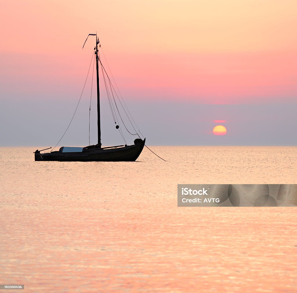 Cucina tradizionale olandese Barca a vela sul mare al tramonto - Foto stock royalty-free di Acqua
