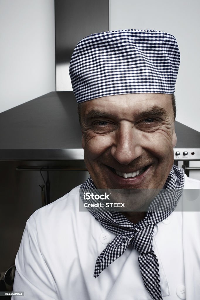 Alegre chef sênior na frente de respiro capuz - Foto de stock de 40-49 anos royalty-free