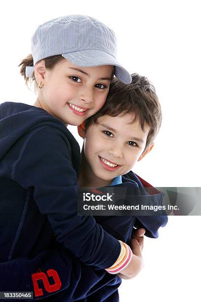 Sorridendo Gli Amici - Fotografie stock e altre immagini di 6-7 anni - 6-7 anni, Abbigliamento casual, Abbracciare una persona