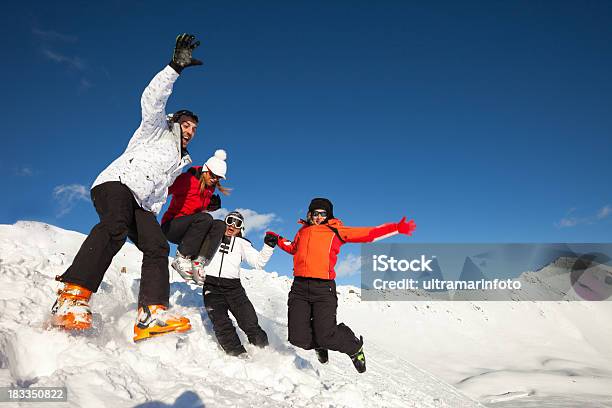 Equipo De Esquí Foto de stock y más banco de imágenes de Adulto joven - Adulto joven, Alpes Europeos, Amistad