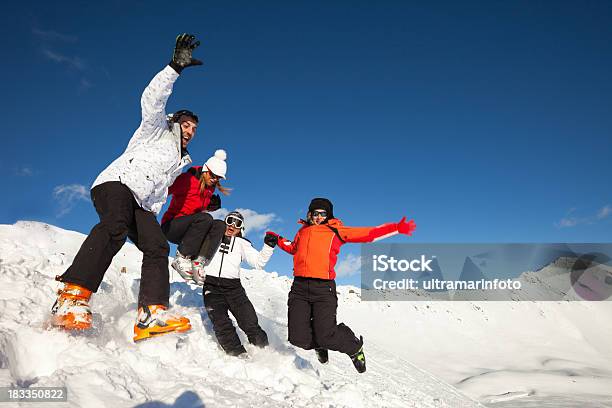 Foto de Equipe De Esqui e mais fotos de stock de Alpes europeus - Alpes europeus, Amizade, Correr