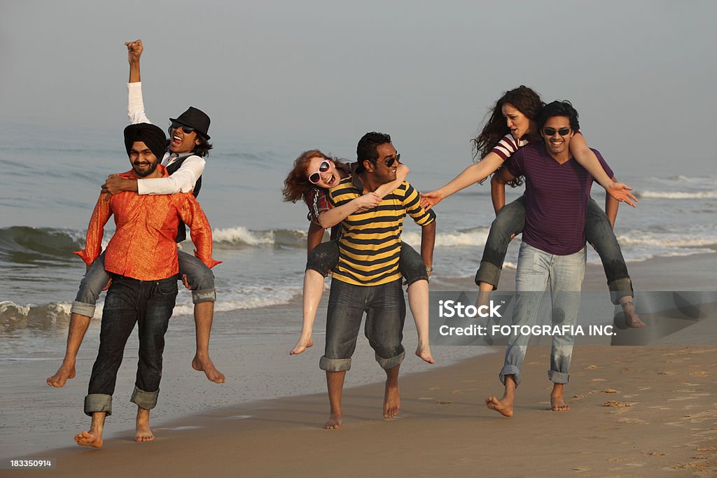 Buon tempo sulla spiaggia in India - Foto stock royalty-free di Abbigliamento casual