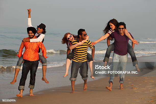 Buon Tempo Sulla Spiaggia In India - Fotografie stock e altre immagini di Abbigliamento casual - Abbigliamento casual, Adulto, Allegro
