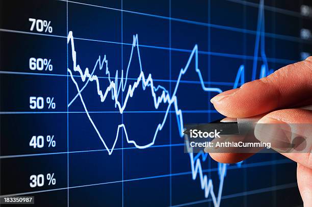 Mano Señalando Pen En Rendimiento Gráfico De Ordenador Foto de stock y más banco de imágenes de Tabla - Medios visuales