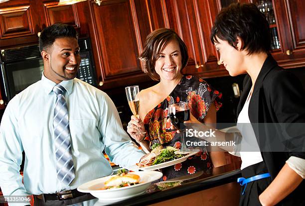 Foto de Amigos Na Cozinha e mais fotos de stock de Amizade - Amizade, Beber, Bebida