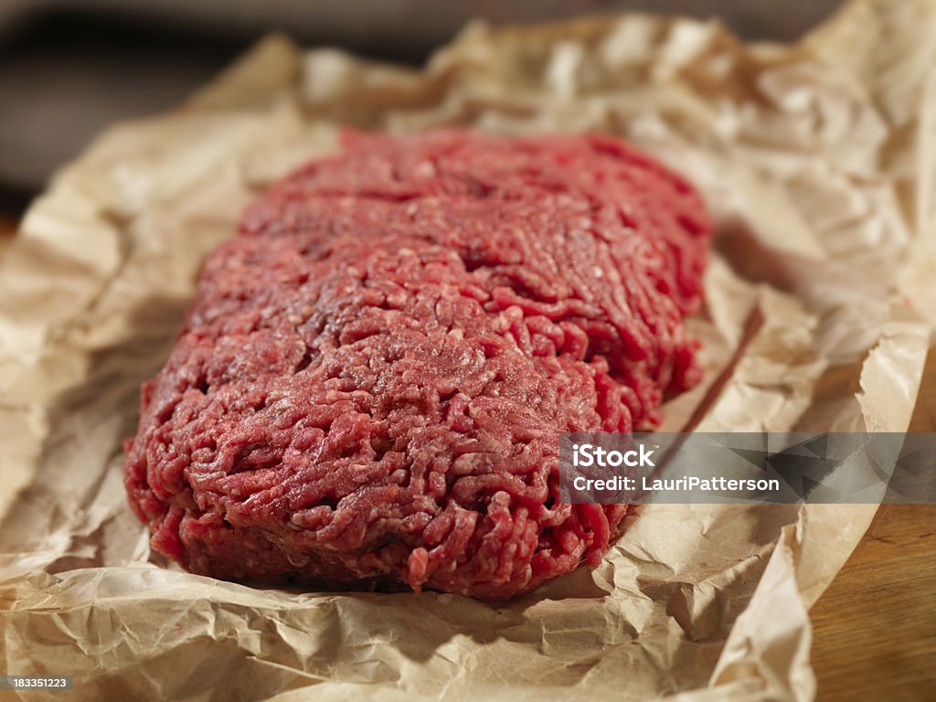 挽き肉でブッチャーペーパー - 牛挽�肉のロイヤリティフリーストックフォト
