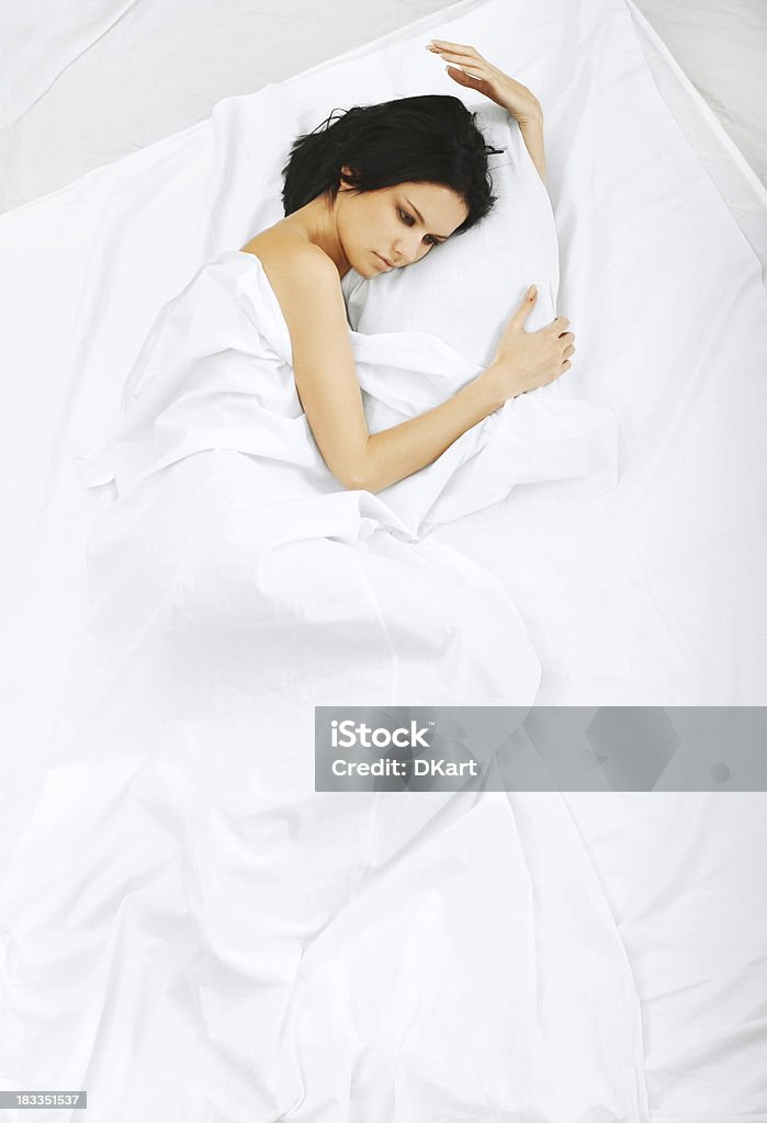 Vista superficial de dormir beautyful brunet garota - Foto de stock de Acima royalty-free