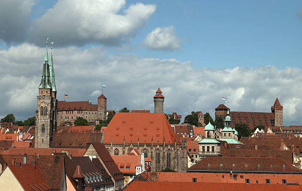 igreja de são sebaldus com castelo de nuremberg - castle nuremberg fort skyline - fotografias e filmes do acervo