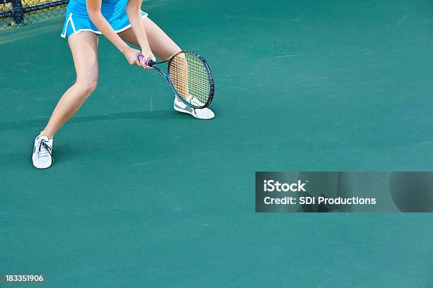 Jugador De Tenis Y Raqueta Listo Para Servir Copia Espacio Disponible Foto de stock y más banco de imágenes de Actividad