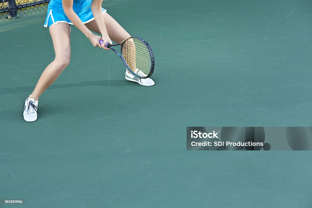 Giocatore di Tennis con racchetta pronto per servire, copia spazio disponibile - Foto stock royalty-free di Abbigliamento sportivo