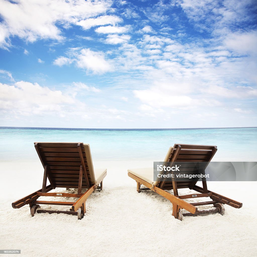 Plaży krzesła na piasku - Zbiór zdjęć royalty-free (Przejście na emeryturę)