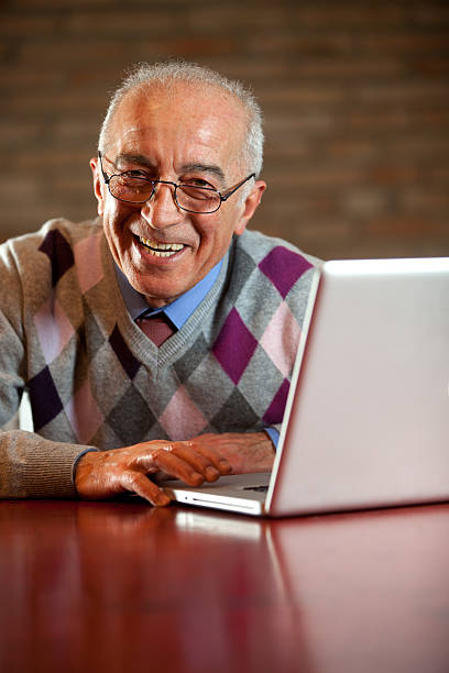 istock Senior smiling and laptop 183352088