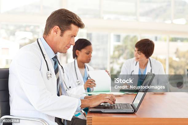 Foto de Médico Trabalhando Em Um Laptop e mais fotos de stock de 30 Anos - 30 Anos, Adulto, Adulto de idade mediana