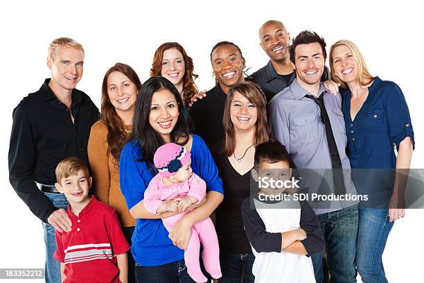 幸せな多様なグループの人々白で分離 - アウトフォーカスのストックフォトや画像を多数ご用意 - アウトフォーカス, アジアおよびインド民族, アフリカ民族