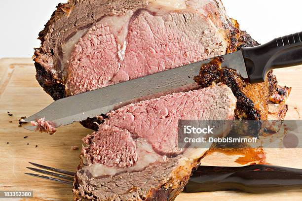 Разделение Prime Rib — стоковые фотографии и другие картинки Белый фон - Белый фон, Запечённая спинная вырезка, Без людей