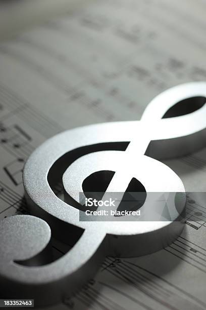 Hoja De Partitura Y Símbolo Musical Foto de stock y más banco de imágenes de Elegancia - Elegancia, Música clásica, Arreglo