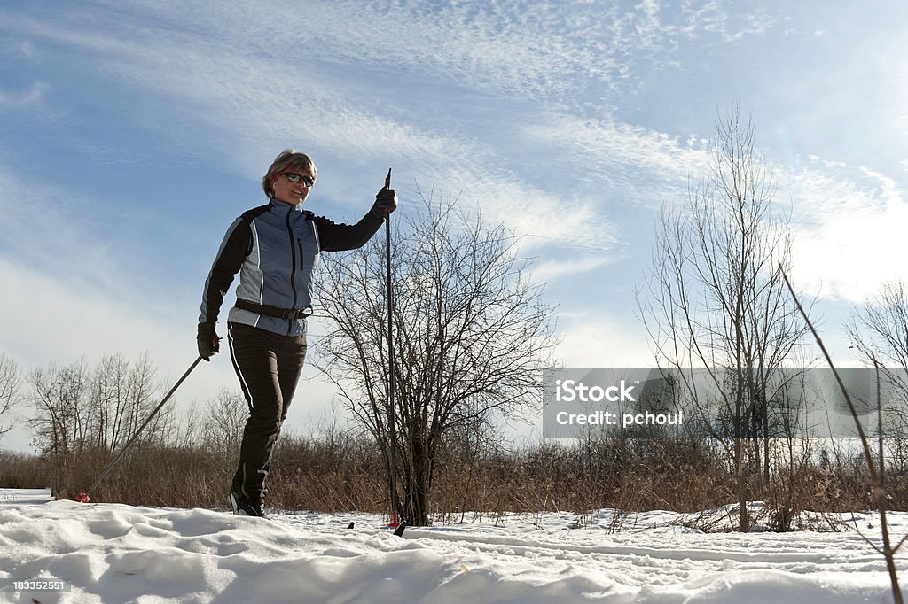 Femme heureuse, faire du ski de fond, le sport d'hiver - Photo de Activité libre de droits