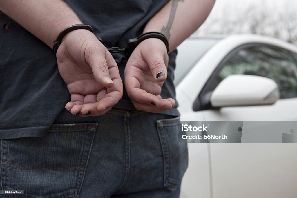 Man in Menotte devant une voiture - Photo de Adulte libre de droits