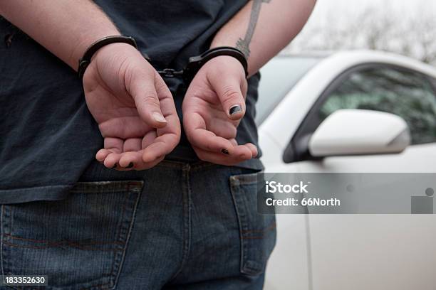 Photo libre de droit de Man In Menotte Devant Une Voiture banque d'images et plus d'images libres de droit de Adulte - Adulte, Alcool, Aliments et boissons